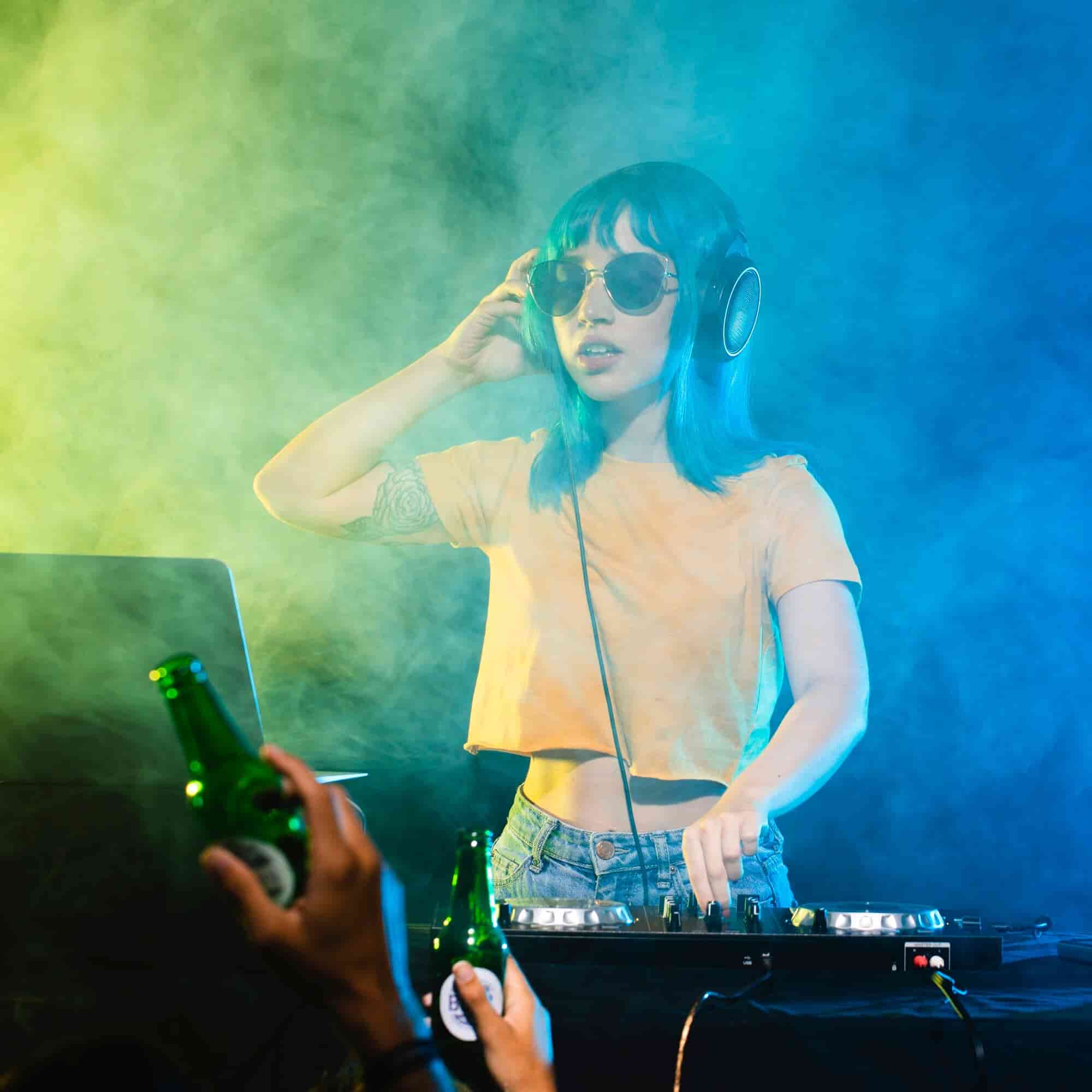 Equipo de DJ profesional y luces para quince años