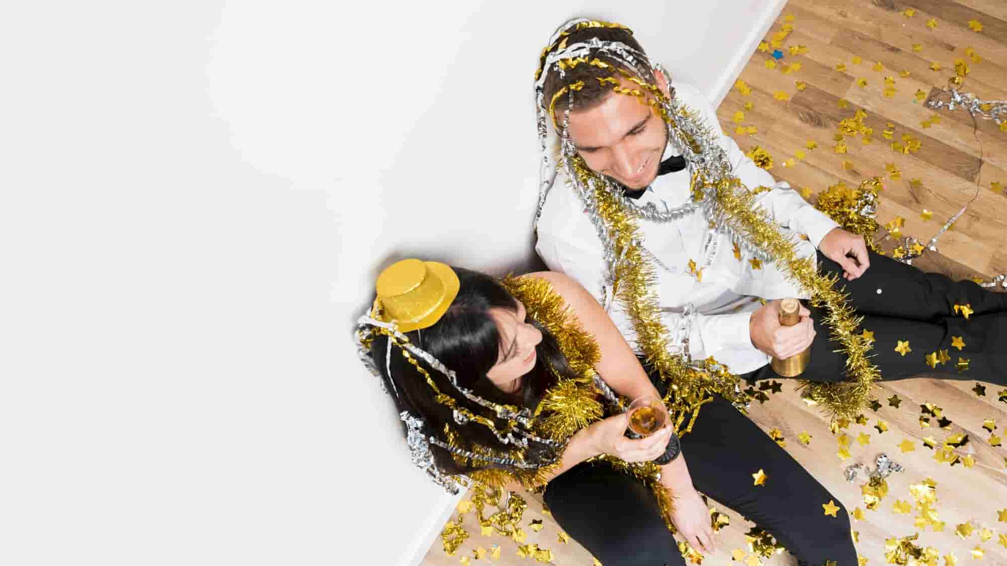 Fiesta de XV años con iluminación de colores, efectos de humo y pista de baile llena