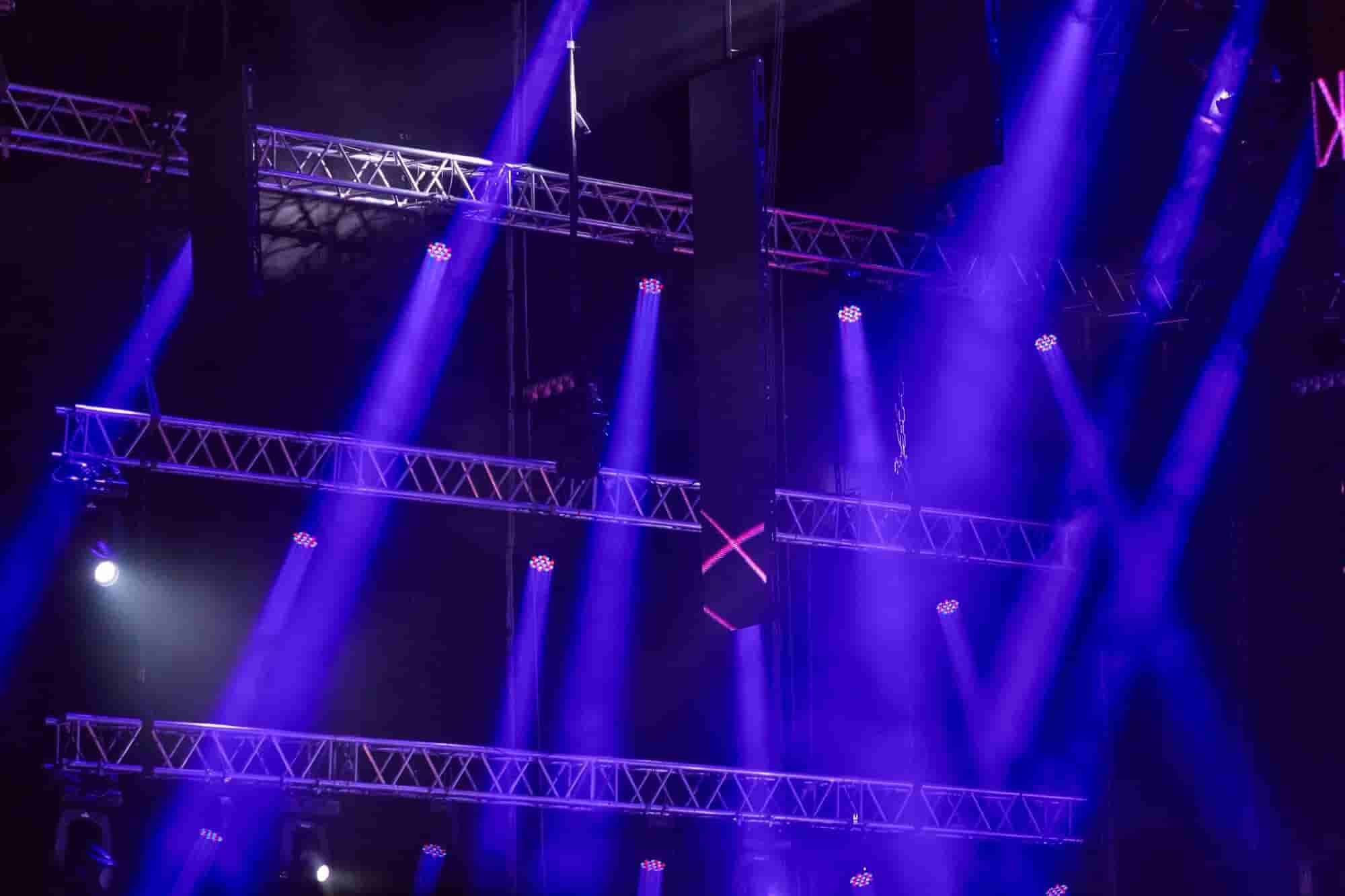 Detalle de equipo de sonido profesional para quinceañeras